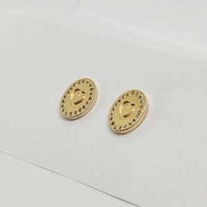 BRINCO OVAL CORAÇÃO TIMBRADO DETALHADO EM ZIRCÔNIA