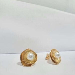 BRINCO LUXO FLOR SOBREPOSTA TEXTURA RISCADA COM MIOLO DE PÉROLA